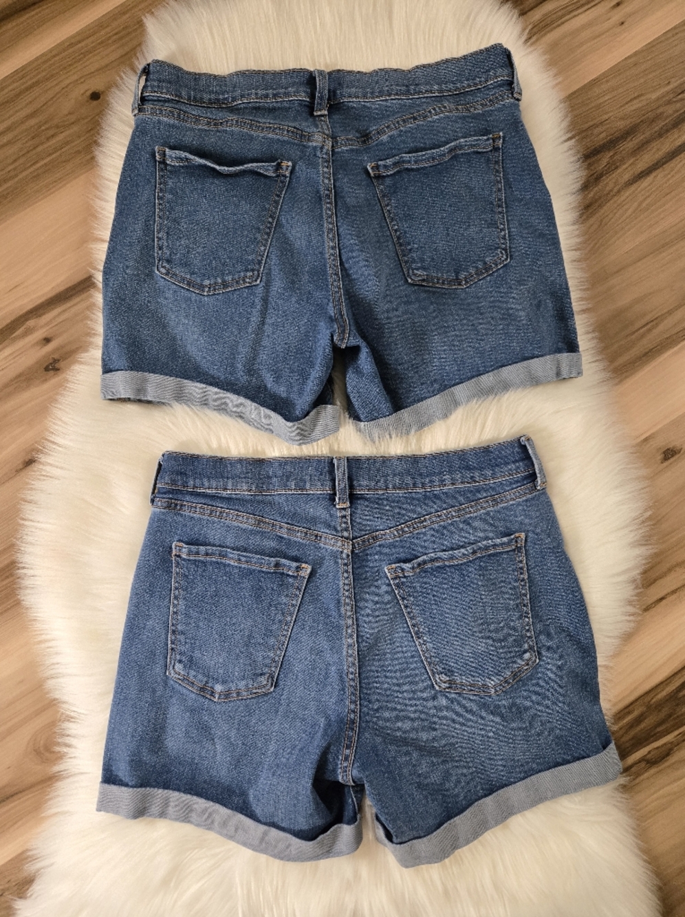 Old Navy Mid-Rise Jean Shorts - Picture 3 of 6
